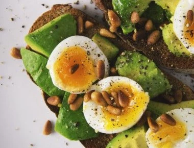 Οι 7 τροφές που αντιμετωπίζουν αποτελεσματικά την τριχόπτωση